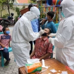 Tim Swab Hunter Kota surabaya saat menggelar operasi protokol kesehatan dan melakukan swab kepada warga yang kedapatan tak memakai masker.
