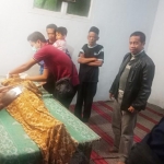 Korban disemayamkan di rumah duka setelah keluarga menolak untuk diautopsi.