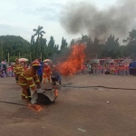 Saat tim Damkar Kabupaten Tuban mensosialisasikan kebakaran kepada ribuan siswa dan tenaga pengajar, Kamis (26/1/2023)