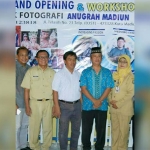 Djunaedi Margijanto berpose bersama pejabat Dinas Pendidikan dan tenaga kerja Kota Madiun.