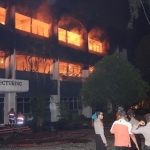 Kondisi salah satu gedung Undar saat dilalap si jago merah. foto: RONY S/ BANGSAONLINE
