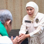 Gubernur Khofifah ketika bersalaman dengan salah satu jamaah haji Embarkasi Surabaya Tahun 1447 H/2026 M di Asrama Haji Sukolilo.