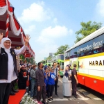 Gubernur Jatim, Khofifah Indar Parawansa saat memberangkatkan 90 Bus Mudik Gratis ke 15 Kab/Kota Di Jatim.