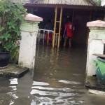 BELUM SURUT: Salah satu sudut Desa Bungurasih Barat Kecamatan Waru yang masih terendam banjir, Rabu (12/10). foto: istimewa