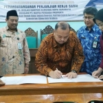 Direktur PT Kaffa Persada Properti, Fristo Ari Prayogo menandatangani perjanjian kerja sama dengan KPRI Al-Ikhlas Kantor Kemenag Kota Surabaya.
