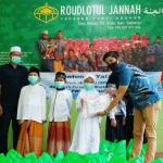 SIMBOLIS: PWI Sidoarjo menyerahkan santunan, di Yayasan Panti Asuhan Roudlotul Jannah, Senin, (8/2/2021). foto: istimewa