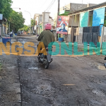 kondisi jalan di Desa Kedanyang Gresik pascadibongkar dan tak kunjung diperbaiki (foto:Syuhud/Bangsaonline.com)