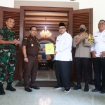 Kajari Kabupaten Probolinggo, David P Duarsa, saat menyerahkan LO persetujuan penggunaaan Dana TT kepada pelaksana tugas bupati.