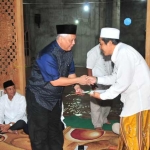 Dirut PG Nugroho Chrisitjanto (kiri) bersama Ketua Takmir Masjid Karomah Lumpur Ustad Abdullah Hamim, Selasa 22 Mei. foto: ist