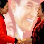 Puan Maharani menyalami ibunya Megawati Soekarnoputeri dalam acara PDIP. Foto: antara/vivanews.com
