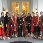 Fatma foto bersama pada acara fashion show batik.