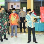 Wabup Nur Ahmad memukul kentongan tanda diluncurkannya Kampung Tangguh Desa Bendotretek.