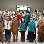 Ketua Tim Penggerak Pemberdayaan Kesejahteraan Keluarga (TP PKK) Kabupaten Kediri Eriani Annisa Hanindhito dan jajaran, bersama para penyandang disabilitas. Foto: Ist.