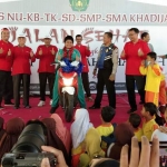 Ketua I Yayasan Khadijah Surabaya Prof. Dr. Drs. H. Surahmat, M.Si didampingi Kepala SD Khadijah Syifa’ul Khoir S.Ag, M.Fil,I, serta staf dan guru, foto bersama pemenang hadiah utama sepeda motor honda beat. foto: YUDI A/ BANGSAONLINE