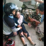 Korban saat hendak dibawa ke Rumah Sakit oleh warga.