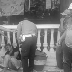 Polisi bersama warga ketika mengamankan jambret di Jalan Platuk, Surabaya.