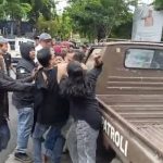 Satpol PP bentrok dengan PKL yang ingin kembali berjualan di Monumen Arek Lancor