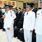 Wali Kota Batu Nurochman memasangkan pin secara simbolis sebagai tanda pelantikan pejabat.