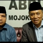 Dr KH Asad Said Ali didampingin Ketua PWNU Aceh Teungku Faisal Ali saat menyampaikan kesediaan dicalonkan sebagai Ketua Umum PBNU di Institut KH Abdul Chalim, Pacet, Mojoketo, Jawa Timur, Senin (13/11/2021) malam. Foto: MMA/ BANGSAONLINE.com