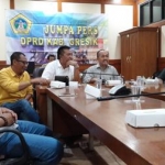 Pimpinan DPRD Gresik dan komisi ketika memberikan penjelasan pengelolaan objek wisata. foto: syuhud/ bangsaonline