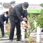 Wali Kota Kediri Abdullah Abu Bakar saat menaburkan bunga di salah satu pusara pahlawan di TMP Kota Kediri. Foto: Ist.