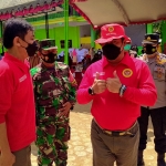 Kepala BIN Jawa Timur Marsekal Muda TNI Rudy Iskandar (topi merah) saat meninjau kegiatan vaksinasi di Ponpes Qomarul Hidayah Kecamatan Tugu, Trenggalek. foto: HERMAN/ BANGSAONLINE