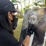 Sugeng Hartobi saat melukis wajah Raden Djokomono alias Tirto Adhi Soerjo. foto: AAN AMRULLOH/ BANGSAONLINE