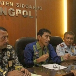 Suasana serah terima pengsungi asing dan penandatanganan berita acara oleh Kepala Divisi Keimigrasian Kemenkumham Jatim, Kepala Bakesbangpol Sidoarjo dan Karudenim Surabaya.
