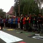 UNTUK GAZA. Mahasiswa di Bojonegoro menggelar Salat Ghaib untuk parakorban di Gaza, Palestina. foto : ekinurhadi/bangsaonline