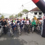 Ribuan peserta saat start pada kegiatan Sepeda Nusantara Etape Pacitan.