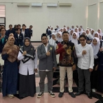 Dekan FKis UTM Shofiyun Nahidloh foto bersama para mahasiswa peserta pendidikan dan pelatihan paralegal.