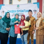 Ketua Tim Penggerak PKK Kota Pasuruan, Suryani Firdaus, saat menghadiri kegiatan Grebek Stunting di Kelurhan Trajeng