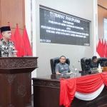 Pj Wali Kota Batu saat mendengarkan pemaparan dewan dalam rapat paripurna.