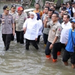 Gubernur Jawa Timur Khofifah Indar Parawansa saat meninjau langsung daerah terdampak banjir luapan Kali Lamong di Kab. Mojokerto dan Kab. Gresik, pada Rabu (8/1) sore. Foto: bangsaonline.com