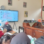 Petugas Dinkes P2KB Sumenep saat menyampaikan materi di SDN Tambuko