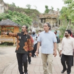 Kades Sekapuk Abdul Halim (kiri) saat mengantar Dirjen Kebudayaan Kemendikbud RI Hilmar Farid dan rombongan melihat Wisata Alam Setigi. foto: ist.