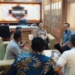 Pengurus DPD Nasdem Gresik saat dialog dengan Kapolres AKBP Kusworo Wibowo, Senin (16/12). foto: SYUHUD/ BANGSAONLINE