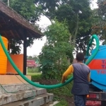 Pemkab Kediri melakukan dropping air bersih ke daerah bencana. (foto: ist)