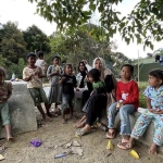 Relawan ITS saat memberikan bantuan psikologis terhadap anak-anak korban terdampak bencana banjir di Sumatera. (Ist)