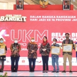 Gubernur Jawa Timur Khofifah Indar Parawansa membuka 8th Koperasi dan UKM (K-UKM) Expo Hybrid 2021 bertajuk Bela & Beli Produk Lokal di Atrium Grand City Mall Surabaya, Rabu (15/9) kemarin.