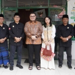 Bupati Hanindito Himawan Pramana bersama istri dan pengurus Baznas Kabupaten Kediri. Foto: Ist.