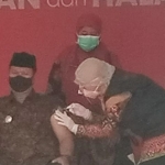 Wali Kota Madiun Maidi saat disuntik vaksin.