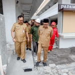 Pj Bupati Pamekasan Masrukin saat melakukan pengecekan progres pembangunan Pasar Kolpajung. 