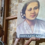 Seorang nenek sedang memandangi foto R.A. Kartini. Foto: Ist. 