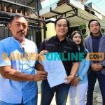Advokat Akson Nul Huda bersama tim dan keluarga Supartun. Foto: MUJI HARJITA/BANGSAONLINE