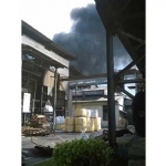 Asap pekat membumbung dari PT. Miwon Indonesia yang terbakar. foto: istimewa