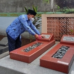 Wali Kota Madiun Maidi, saat tabur bunga di salah satu makam leluhur Kota Madiun, Kamis (17/6).