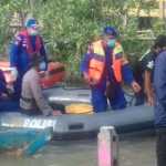 Petugas Pol Airud beserta Basarnas dan tim gabungan dengan dibantu warga saat mengevakuasi korban. (foto: ist)
