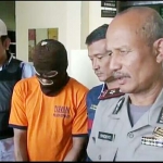 Kapolsek Kepanjen Kompol Bindriyo saat memberikan keterangan persnya. Tampak pelaku S dikait petugas.