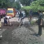 Kegiatan mengurug Jalan Bulang-Simpang dengan Urug Sirtu. foto:daryanto/BANGSAONLINE